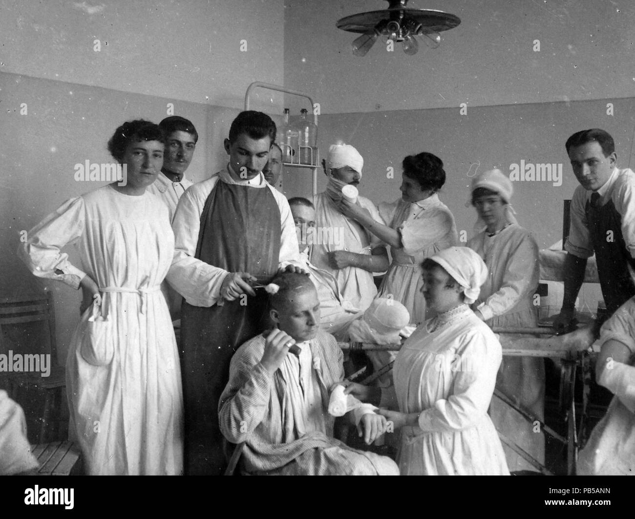 1012 istituzione medica, uomini, donne, feriti, infermiera e medico Fortepan 14262 Foto Stock