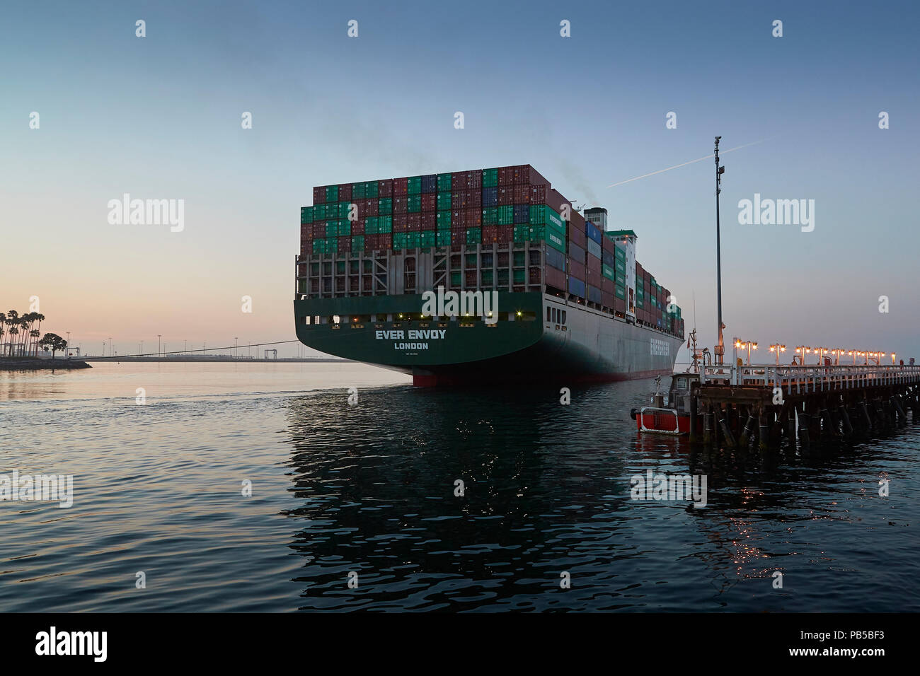 Il Gigante evergreen nave portacontainer, inviato mai passa il Los Angeles Porto Molo pilota come ella si diparte il porto di Los Angeles, California, USA. Foto Stock