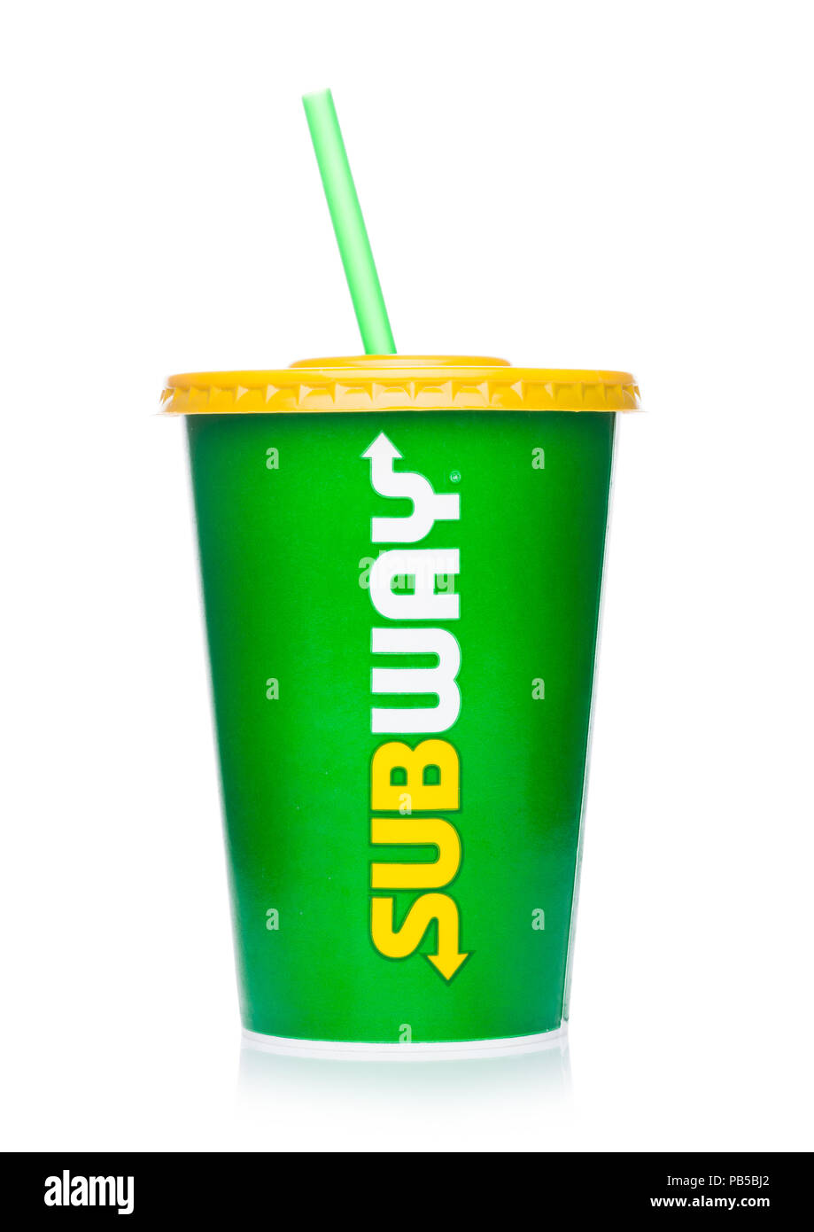 LONDON, Regno Unito - 29 luglio 2018: bicchiere di carta con la metropolitana rinfrescanti drink soda su sfondo bianco. Foto Stock