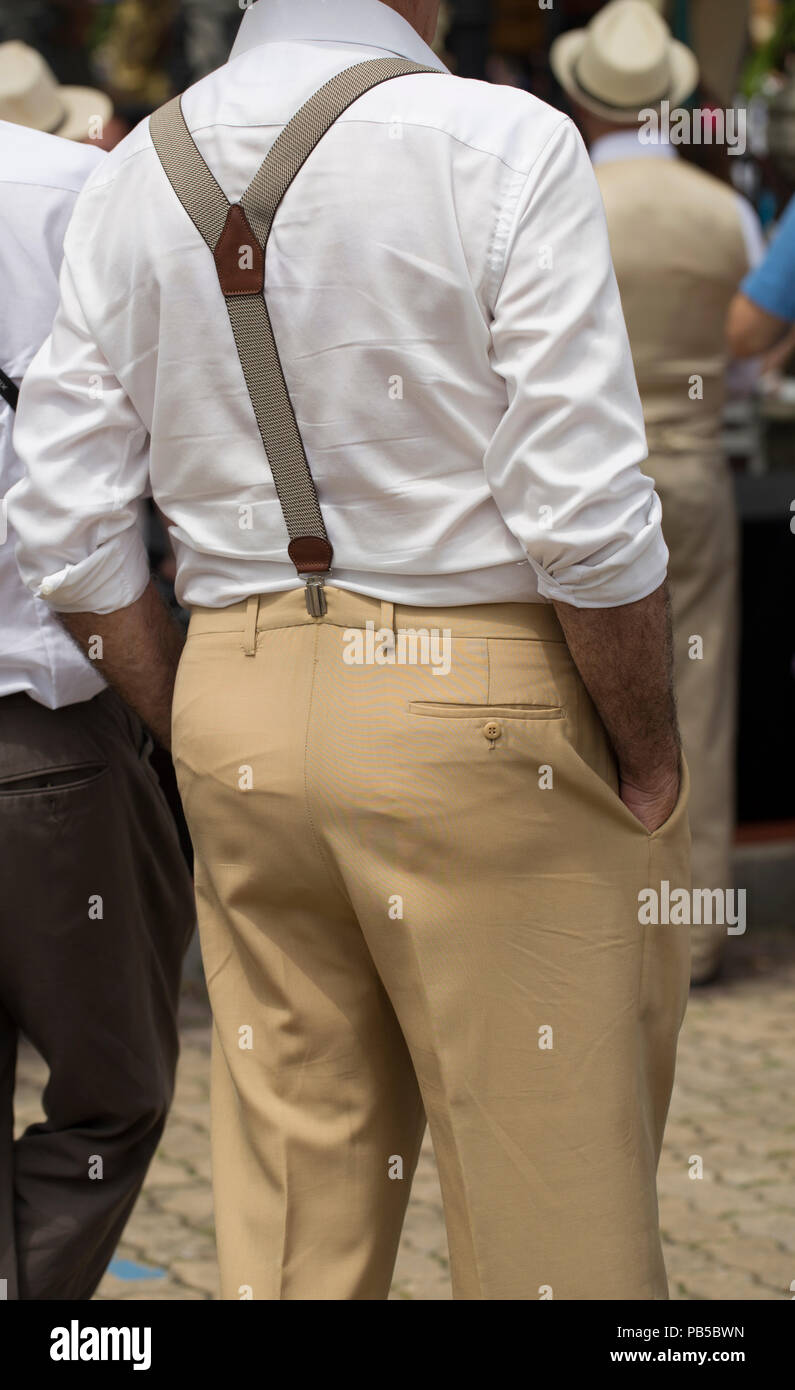 Vista posteriore di un uomo che indossa autoreggenti Foto Stock