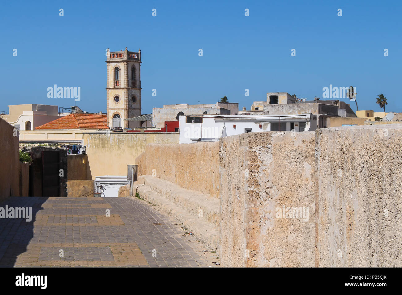 Vista sulla città del portoghese ex fortezza. Tetti di case e di una torre. Azzurro cielo. El Jadida, Marocco. Foto Stock