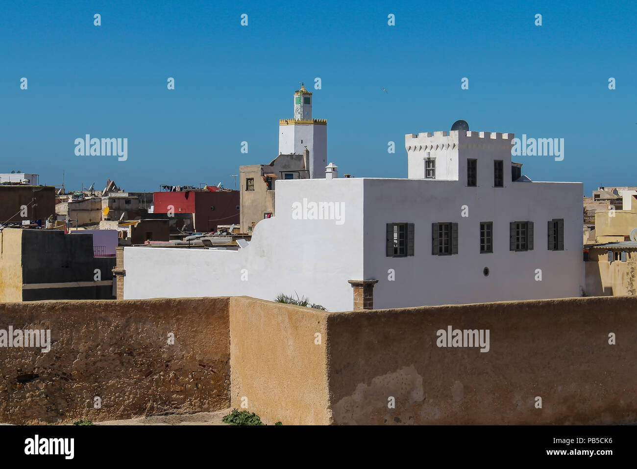 Vista sulla città del portoghese ex fortezza. Tetti di case e di una torre. Azzurro cielo. El Jadida, Marocco. Foto Stock