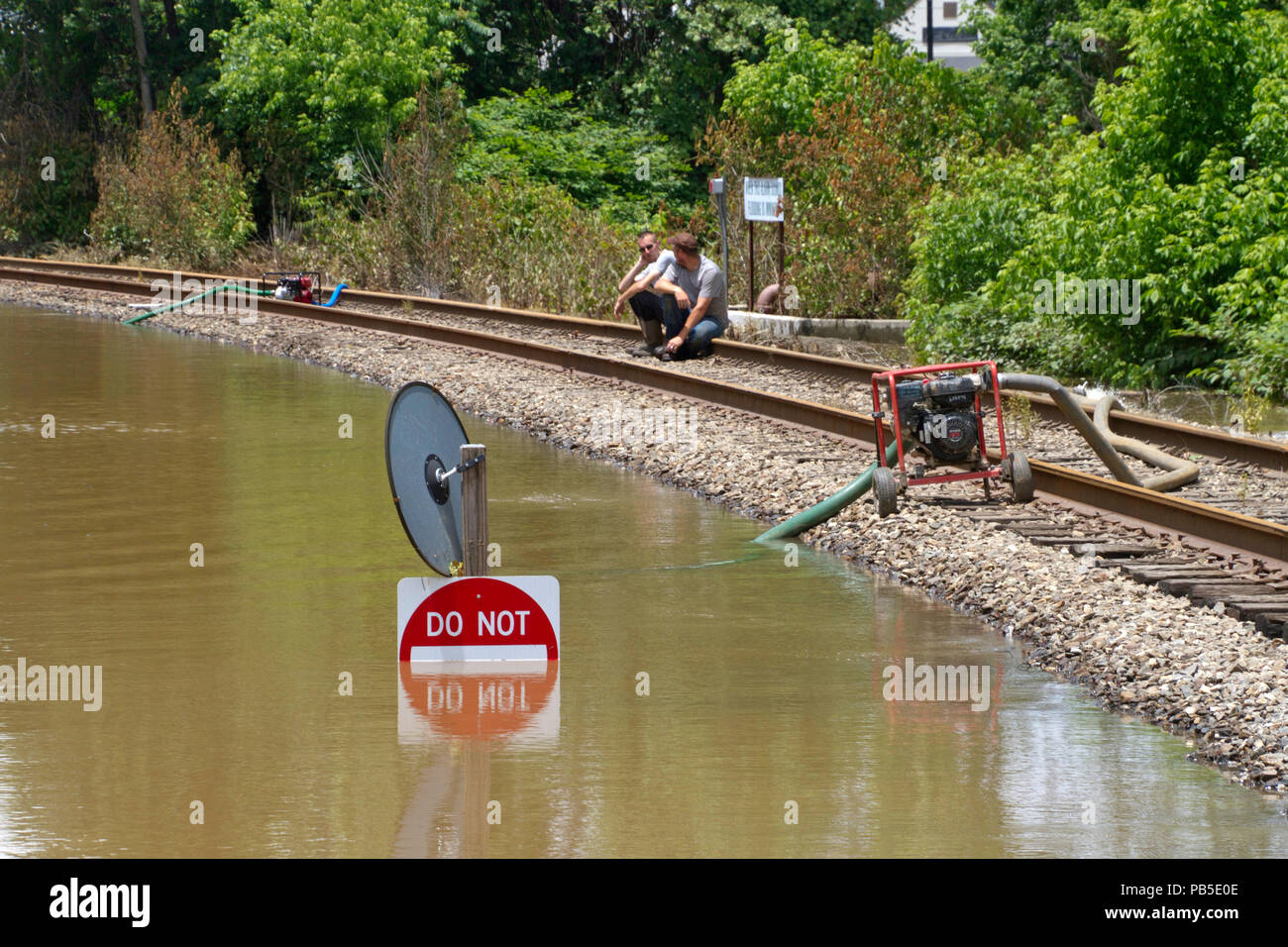 ASHEVILLE, North Carolina, Stati Uniti d'America - 30 Maggio 2018: per impieghi pesanti inondazioni industriali pompe acqua svuotare un appartamento immerso nella zona di parcheggio dopo forti inondazioni, pu Foto Stock