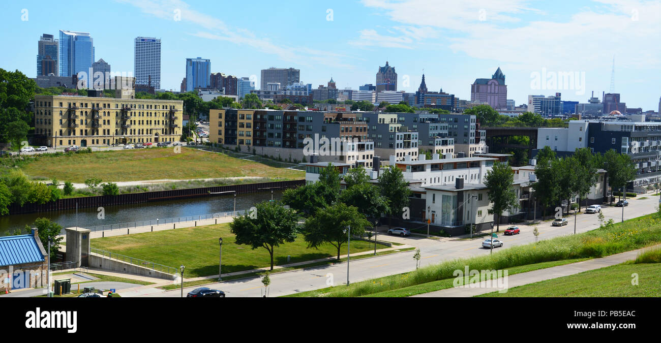 La skyline di Milwaukee in background con il Lower East Side e Milwaukee River in primo piano dal parco di Kadish in cima al colle di birra Foto Stock