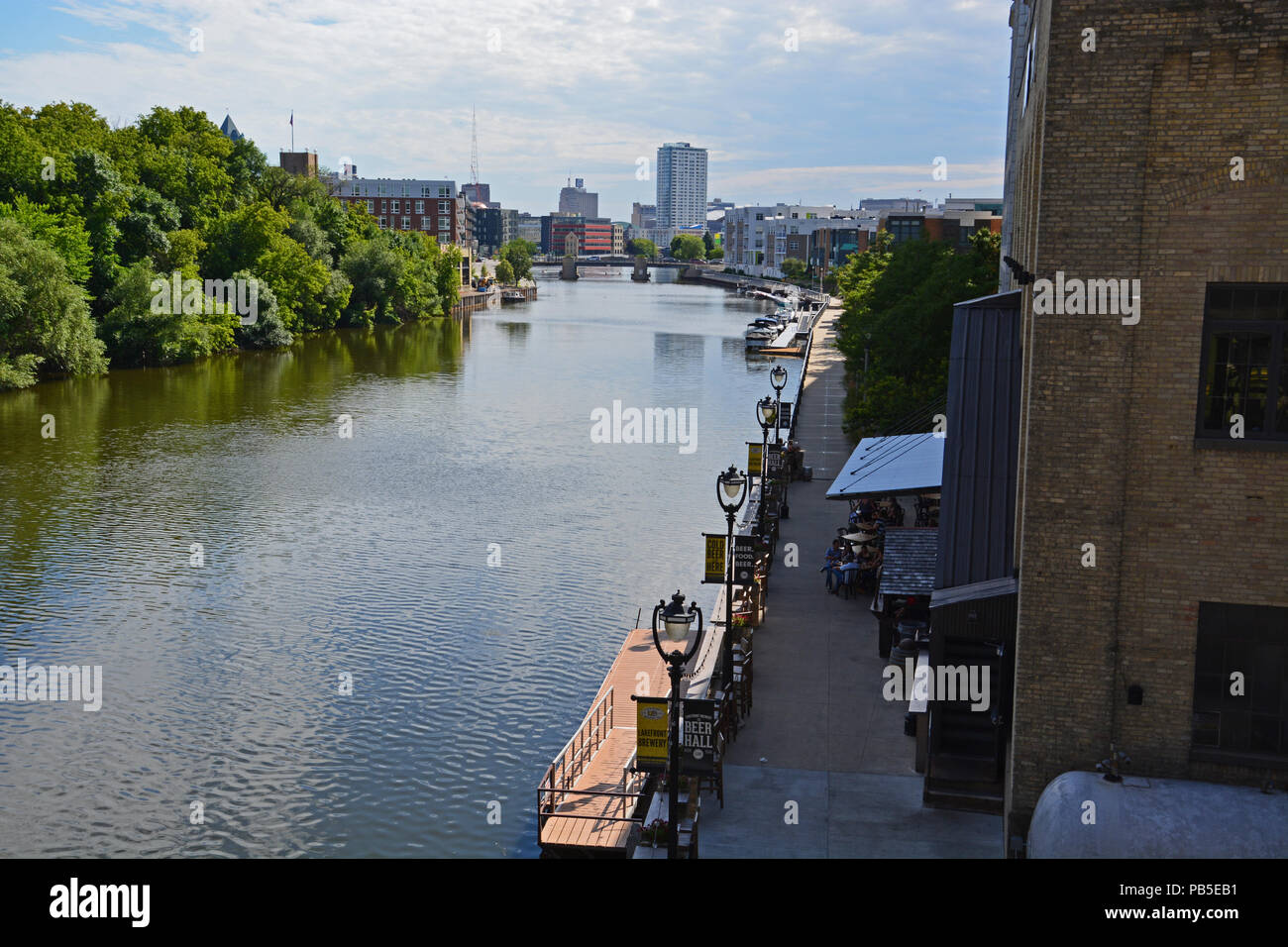 Il Beerline sezione B del Riverwalk al di fuori del lungolago della birreria osteria a Milwaukee il Lower East Side. Foto Stock