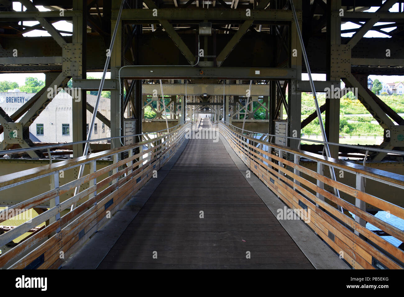 Il ponte pedonale che attraversa il fiume Milwaukee sotto la Holton St cavalcavia è parte di Milwaukee di foglie di quercia Trail in The Brewers Hill quartiere Foto Stock