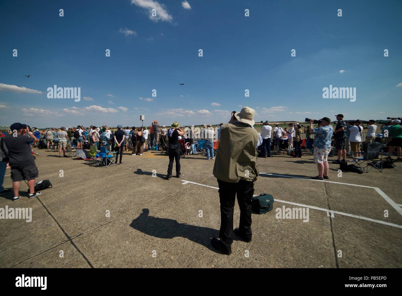 Professional fotografo maschio con un teleobiettivo di scattare una foto di piani ad un airshow di Duxford (2018) (la fotografia di eventi/persone/turisti/folla) Foto Stock