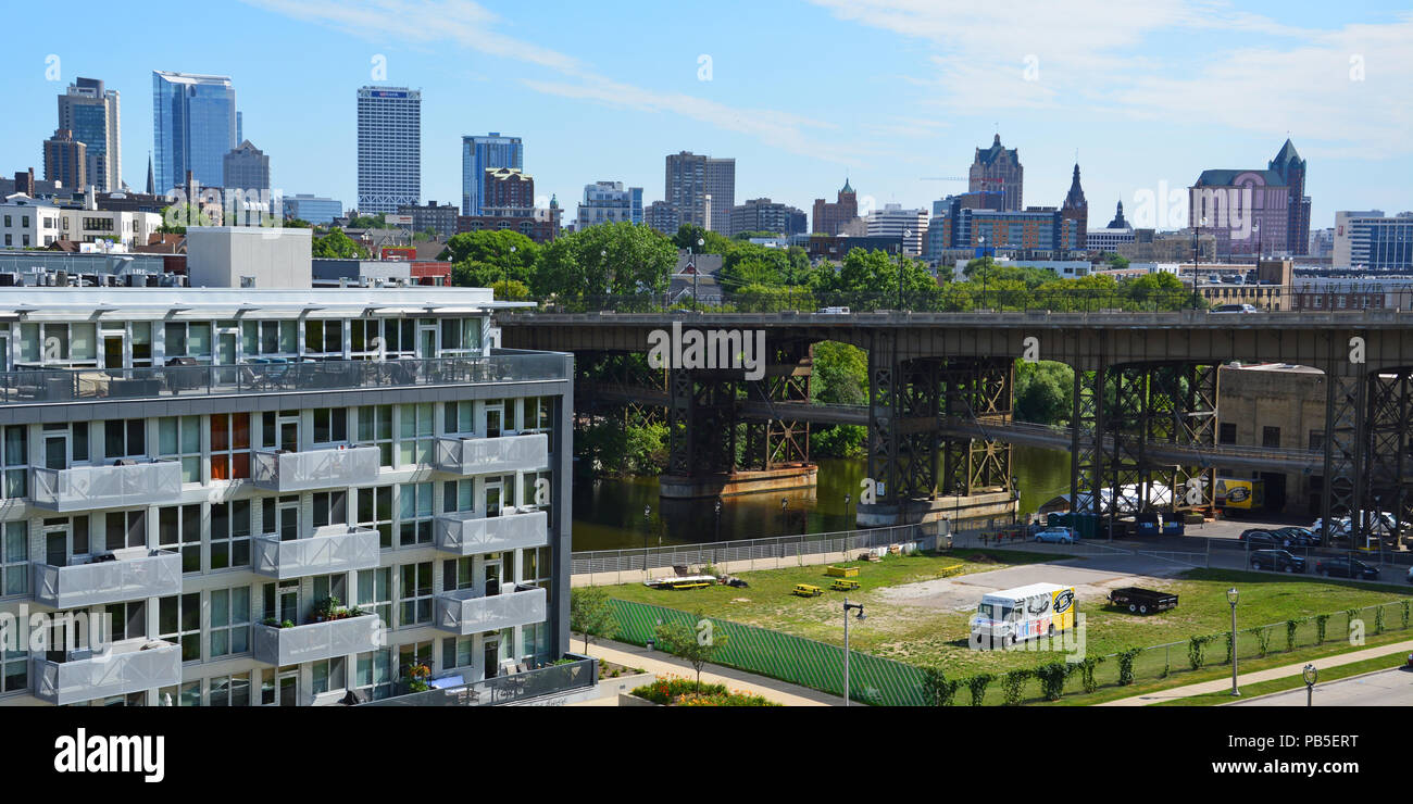 Il Milwaukee skyline si innalza al di sopra del Holton St ponte che attraversa il fiume Milwaukee dalla Brewers Hill per il Lower East Side quartieri Foto Stock