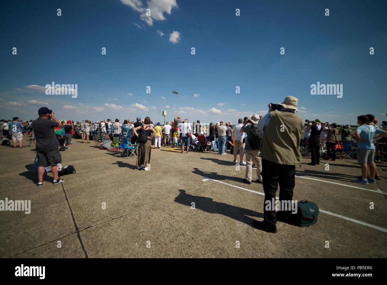 Professional fotografo maschio con un teleobiettivo di scattare una foto di piani ad un airshow di Duxford (2018) (la fotografia di eventi/persone/turisti/folla) Foto Stock