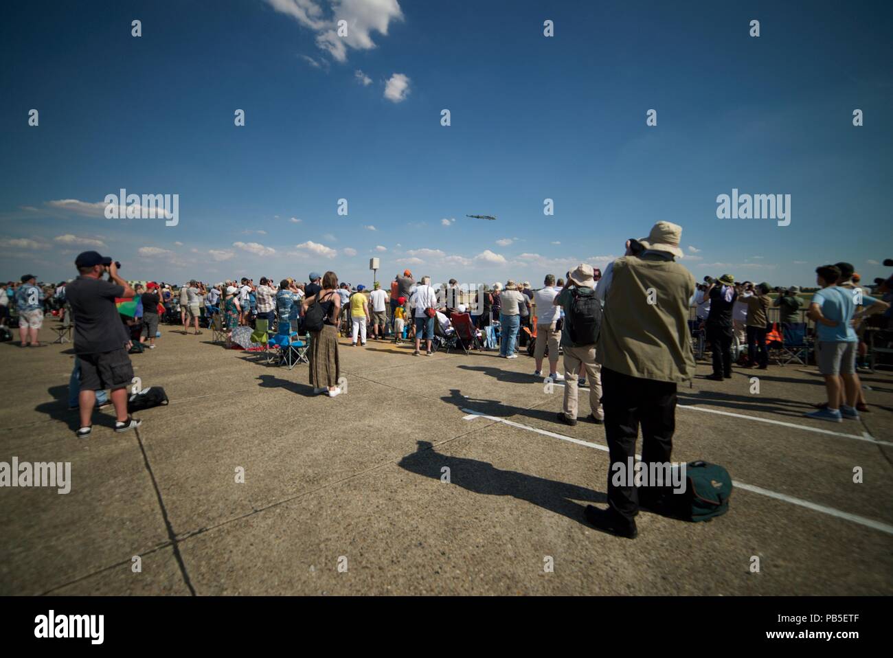Professional fotografo maschio con un teleobiettivo di scattare una foto di piani ad un airshow di Duxford (2018) (la fotografia di eventi/persone/turisti/folla) Foto Stock