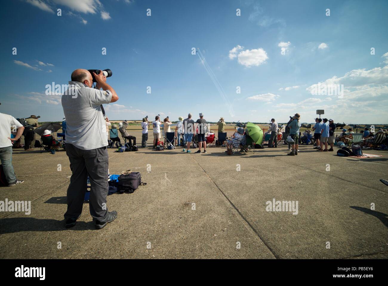 Professional fotografo maschio con un teleobiettivo di scattare una foto di piani ad un airshow di Duxford (2018) (la fotografia di eventi/persone/turisti/folla) Foto Stock