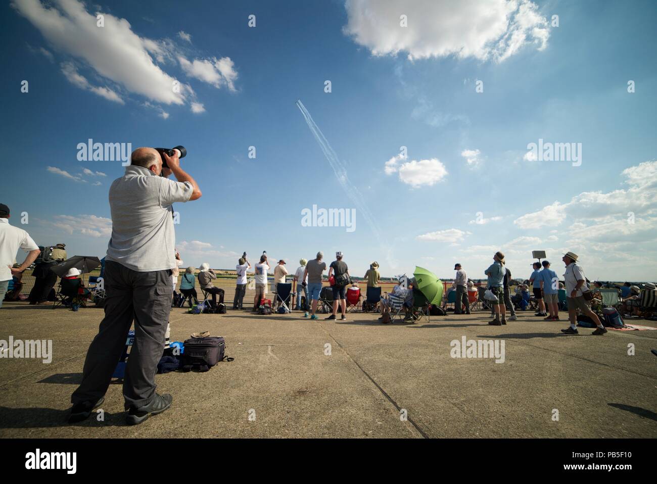 Professional fotografo maschio con un teleobiettivo di scattare una foto di piani ad un airshow di Duxford (2018) (la fotografia di eventi/persone/turisti/folla) Foto Stock
