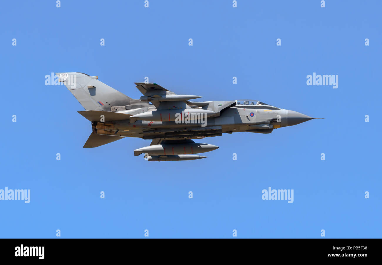 Royal Airforce Tornado GR4 esecuzione presso il Royal International Air Tattoo Foto Stock
