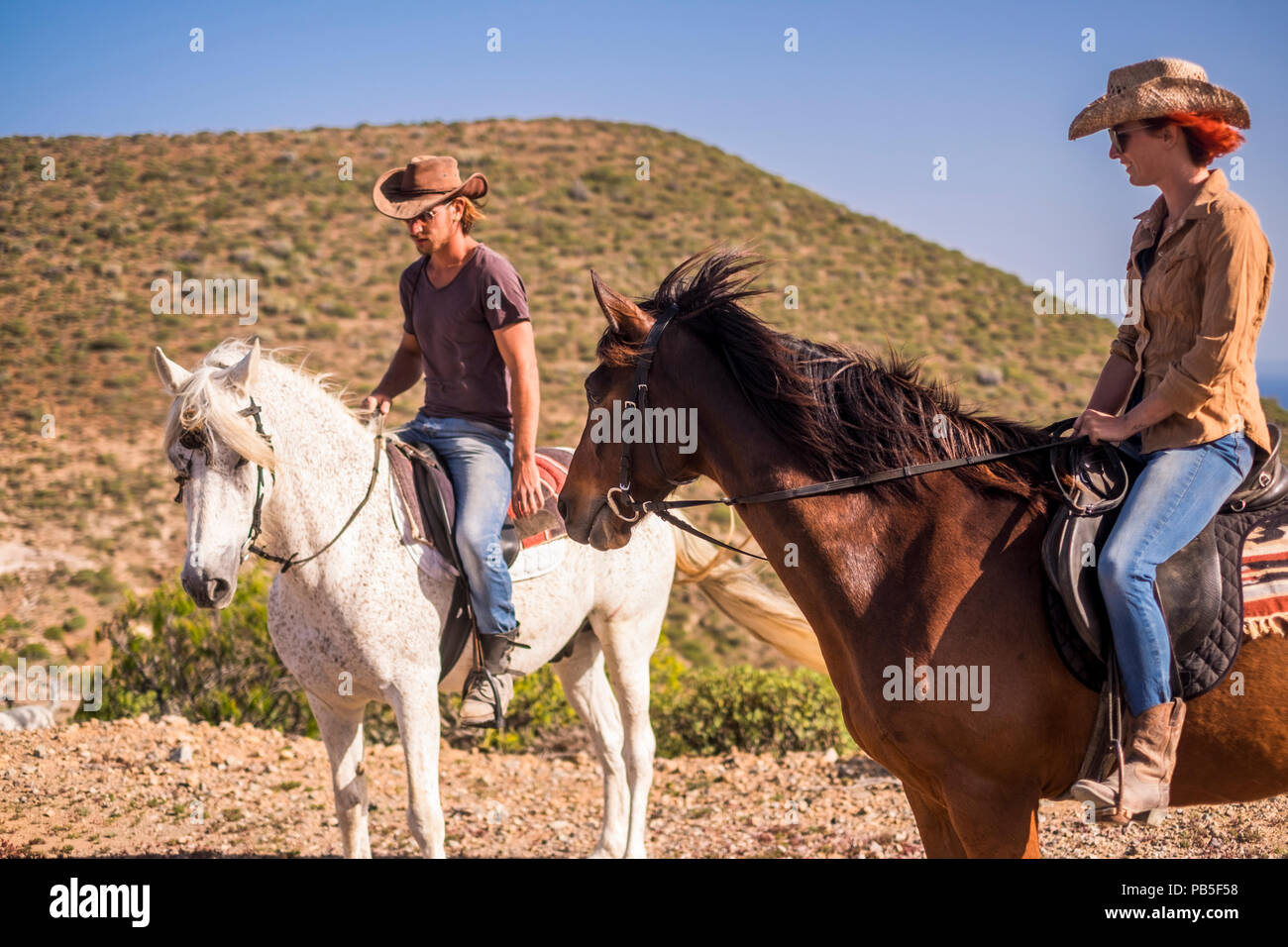 Due amici di sesso femminile con i cavalli Foto stock - Alamy