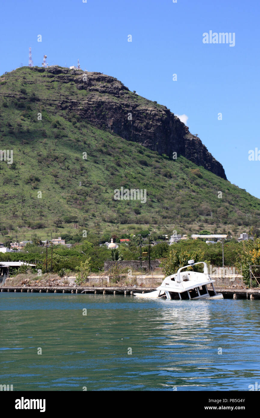 Un affondata imbarcazione da diporto in Marina Port Louis, Mauritius Foto Stock