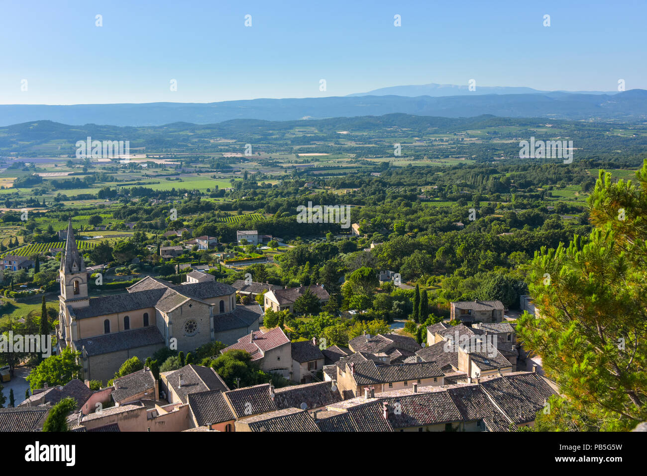 Vista panoramica sulla valle del Luberon mountain Mont-Ventoux da Bonnieux, Provenza, Francia, massiccio del Luberon, regione Provence-Alpes-Côte d'Azur Foto Stock