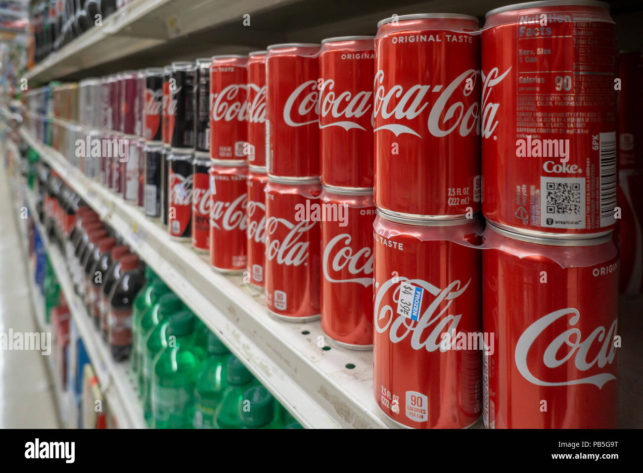 Le lattine di coca cola in un supermercato a New York martedì, luglio 24, 2018. La Coca-Cola Co. relazioni secondo trimestre i guadagni su luglio 25 prima della campana. (Â© Richard B. Levine) Foto Stock