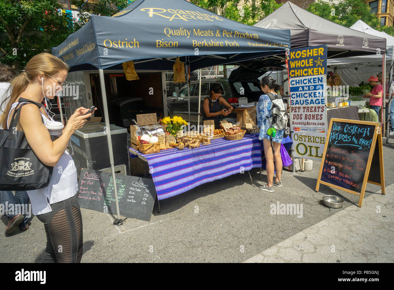 Gli acquirenti di acquistare carne locale presso la Union Square Greenmarket a New York Sabato, 21 luglio 2018. (© Richard B. Levine) Foto Stock