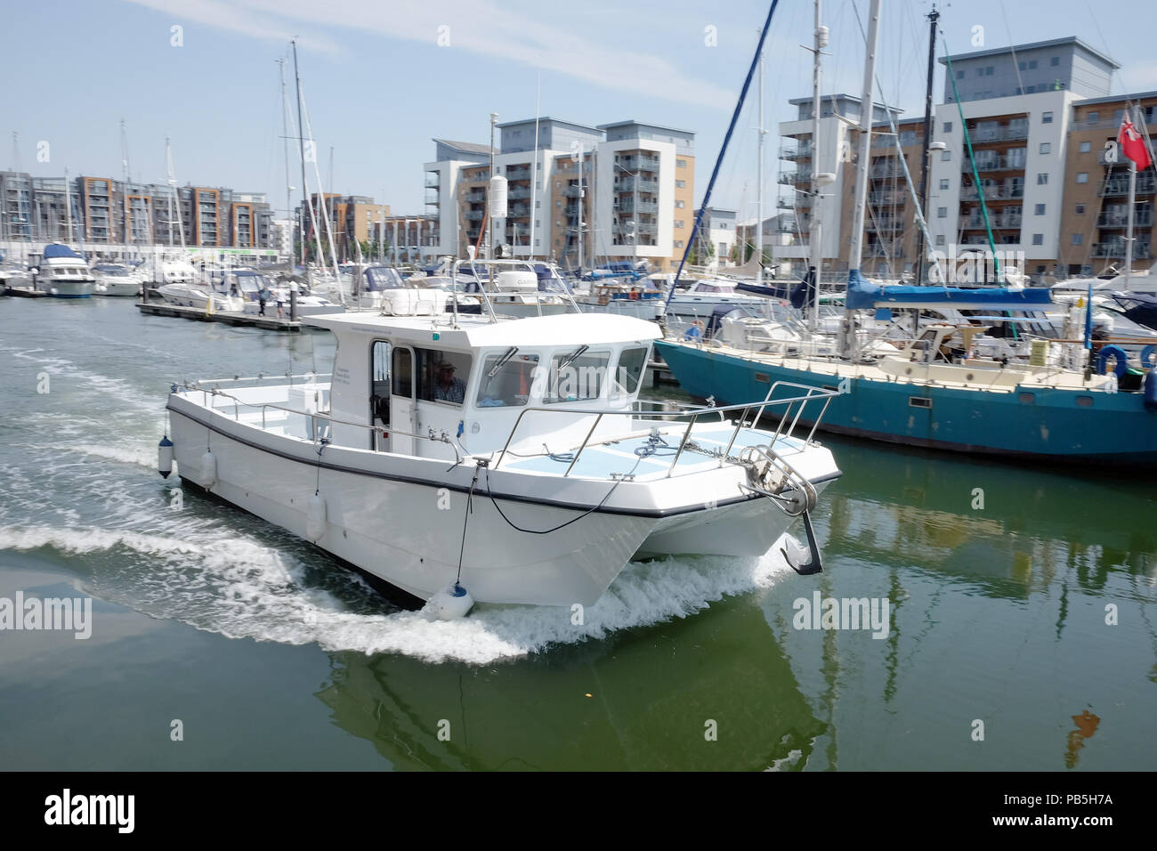 Twin hull fishing boat immagini e fotografie stock ad alta risoluzione