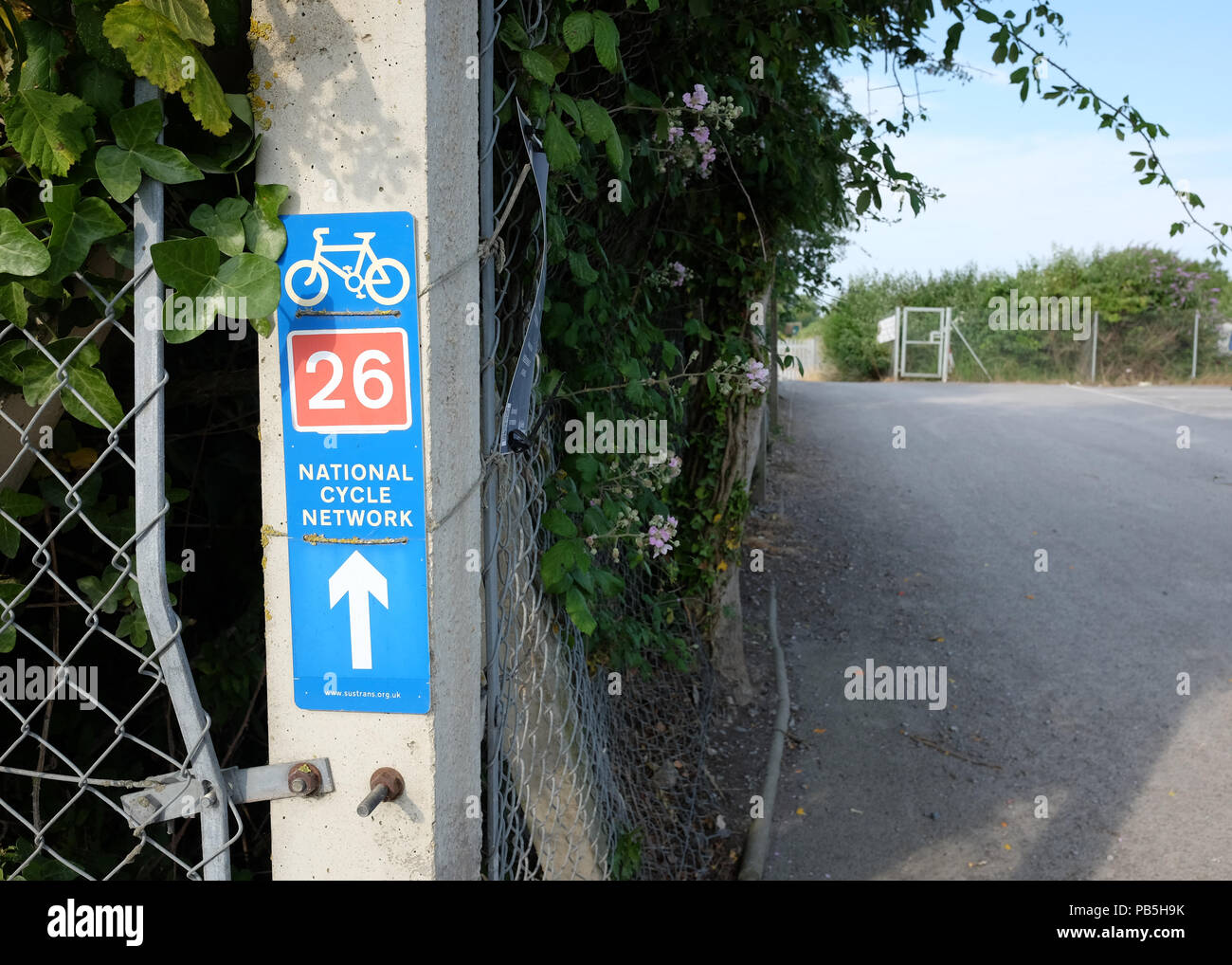 Luglio 2018, segni all'inizio del ciclo nazionale route, numero 26, insieme con il cane igiene sospiri Foto Stock