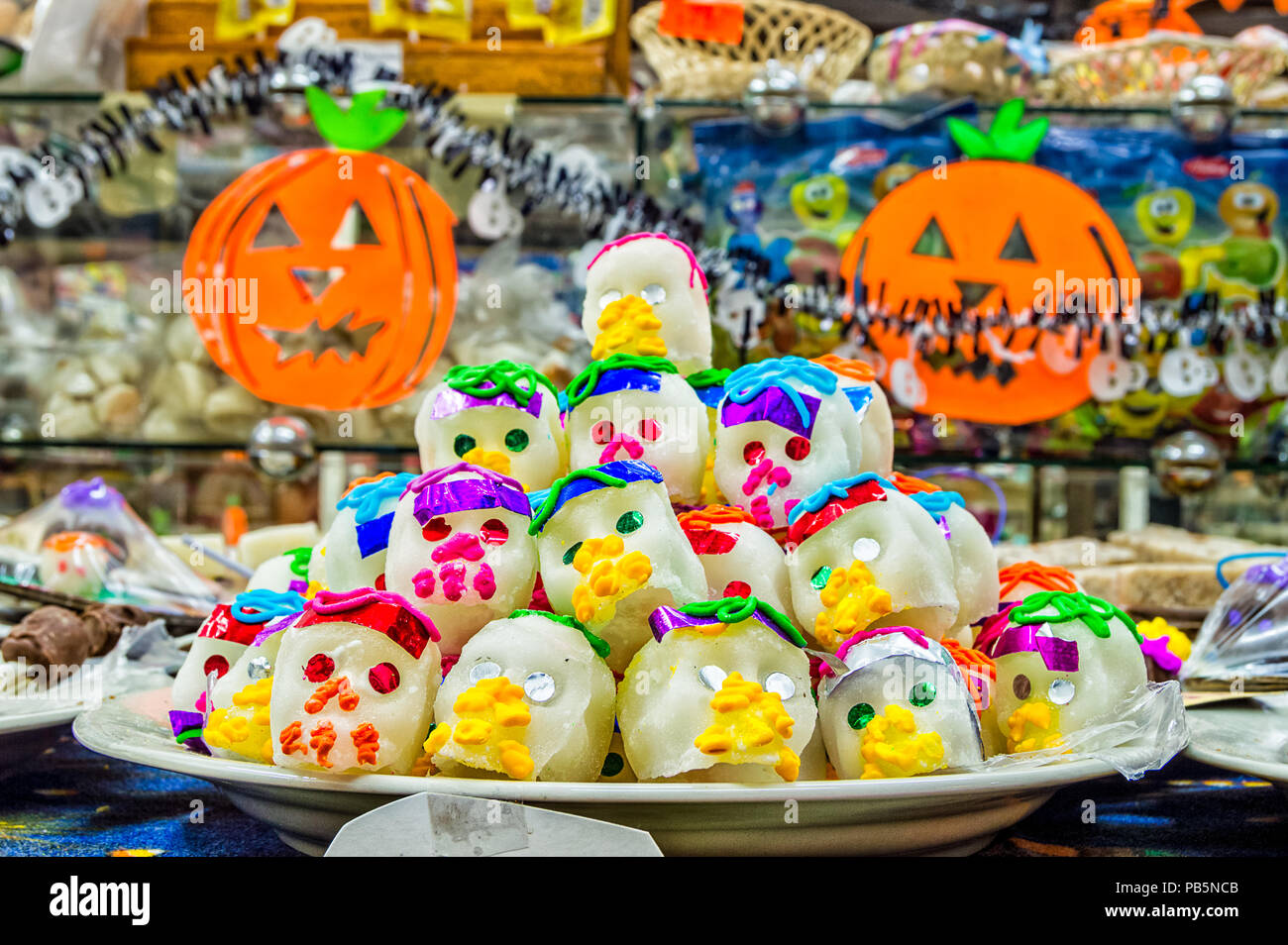 Zucchero messicano teschi, girato in Chiapas, Messico. Un dolce piacere per il giorno dei morti e Halloween uguali! Foto Stock