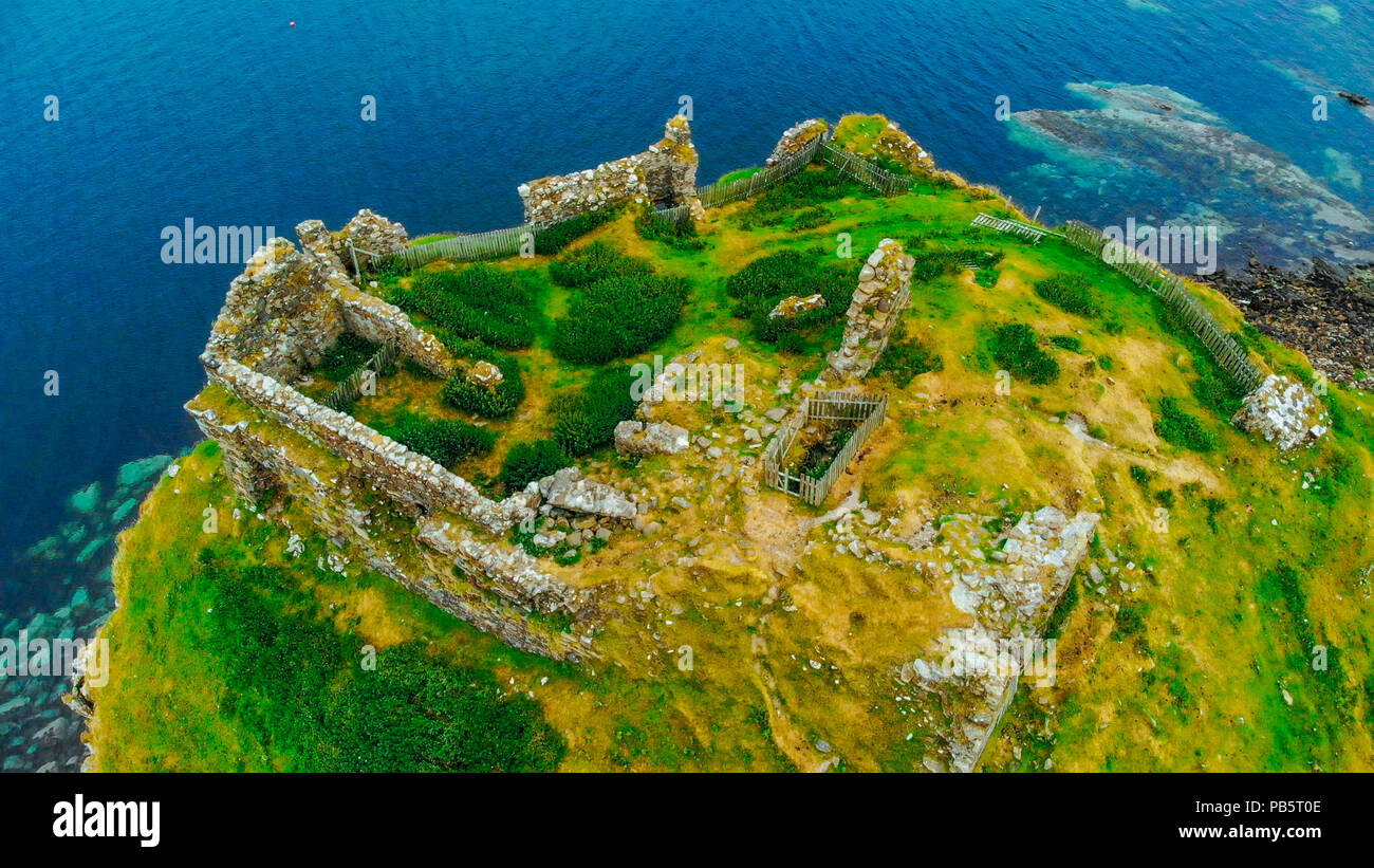 Le rovine del castello di Duntulm sull'Isola di Skye - vista aerea Foto Stock