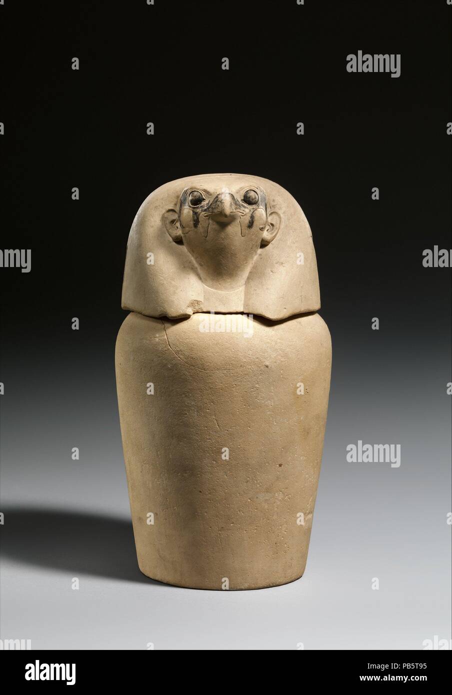 Vaso canopi che rappresenta la divinità Qebehsenuef. Dimensioni: H. 26,5 cm (10 7/16 in); Diam. 14,5 cm (5 11/16 in.). Dynasty: Dynasty 18-20. Data: ca. 1550-1070 A.C. Vasi canopi sono stati fatti per tenere gli organi interni che erano stati rimossi durante la mummificazione. Questo vaso canopi, con la sua falcon capo-coperchio, svoltasi probabilmente gli intestini ed è stato sotto la protezione di Dio Qebehsenuef, uno dei quattro figli di Horus. Gli altri tre vasi del set sono 12.183.1a,b,d. Museo: Metropolitan Museum of Art di New York, Stati Uniti d'America. Foto Stock