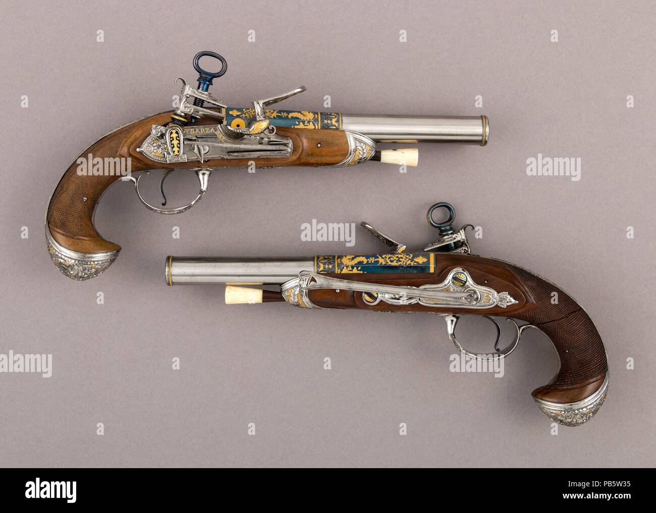 Coppia di pistole con Flintlocks a Las tres Modas. Cultura: spagnolo, Eibar. Dimensioni: L. di ogni 11 a. (27,9 cm); L. di ogni canna 6 5/8 in. (16,8 cm); Cal. di ciascun .61 in. (15,5 mm); peso di ogni 1 lb. 5 oz. (600 g). Armaiolo: Workshop della famiglia Ybarzabel (spagnolo, Eibar, registrati 1784-1891). Data: fine del XVIII secolo. Museo: Metropolitan Museum of Art di New York, Stati Uniti d'America. Foto Stock