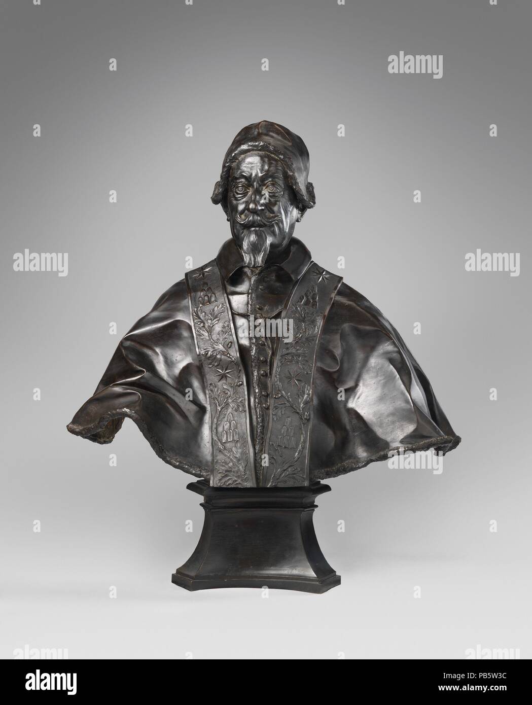 Papa Alessandro VII (1599-1667). Artista: Melchiorre Cafà (Maltese, 1638-1667). La cultura italiana, Roma. Dimensioni: complessiva (conferma): 39 1/4 x 34 1/4 x 16 1/2 in., 145 lb. (99,7 x 87 x 41,9 cm, 65.7716 kg). Fondatore: espressi da Giovanni Piscina. Data: 1667. Allievo di Alessandro Algardi, Caffa era uno dei principali scultori in Roma nella generazione dopo di lui. Il suo busto di Papa Alessandro VII visualizza un nuovo atteggiamento nei confronti della ritrattistica in cui penetrazione psicologica gioca un ruolo. L'immagine conferisce un'aria di sober preoccupazione sul Pontefice, che viene ricordato, tra le altre cose, per la messa in funzione di B Foto Stock