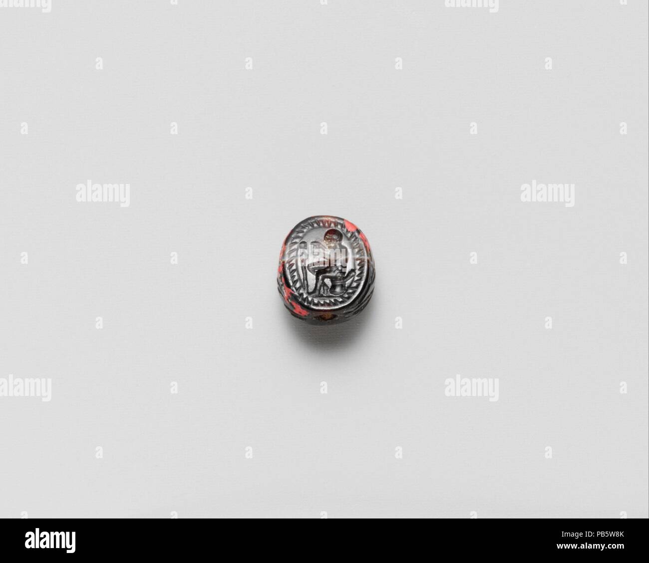 L'agata scarabeo. La cultura etrusca. Dimensioni: H.: 5/16 x 1/4 in. (0,8 x 0,6 cm). Data: Del IV secolo A.C. Uomo seduto leggendo un scorrere prima di una herm. Museo: Metropolitan Museum of Art di New York, Stati Uniti d'America. Foto Stock