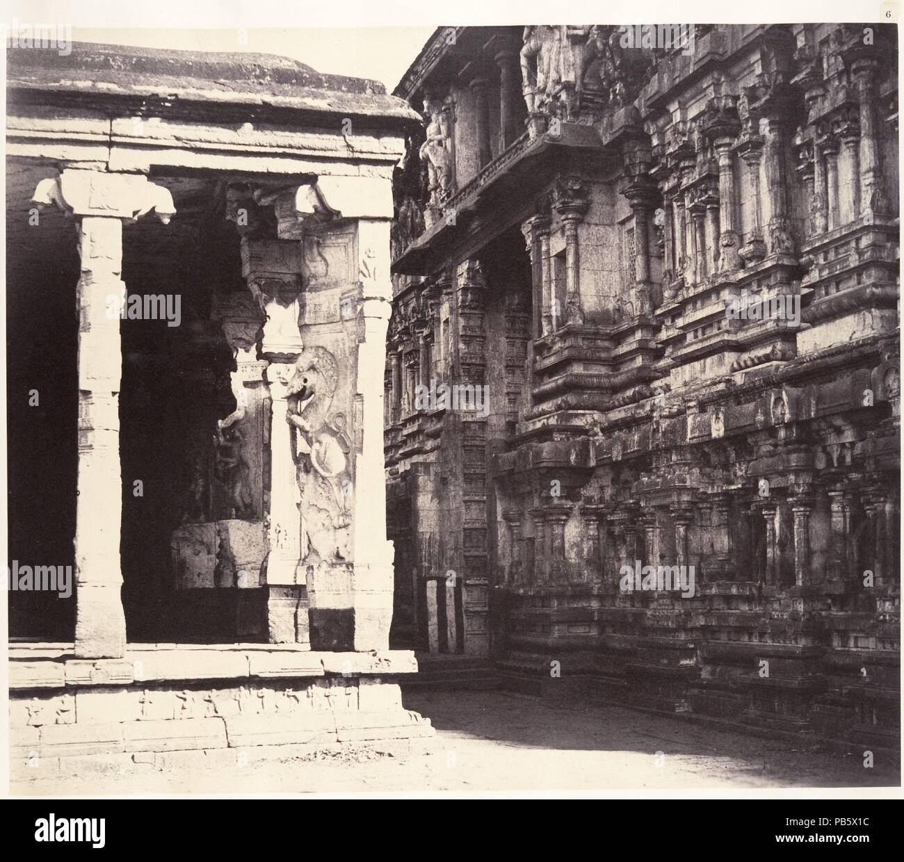 La facciata interna del Gateway del Gopuram est. Artista: Linnaeus trippa (British, Devonport (Plymouth Dock) 1822-1902 Devonport). Dimensioni: Immagine: 29,2 x 34 cm (11 1/2 x 13 3/8 in.) di supporto (2a): 45 x 57,1 cm (17 11/16 x 22 1/2 in.). Data: gennaio-marzo 1858. Museo: Metropolitan Museum of Art di New York, Stati Uniti d'America. Foto Stock