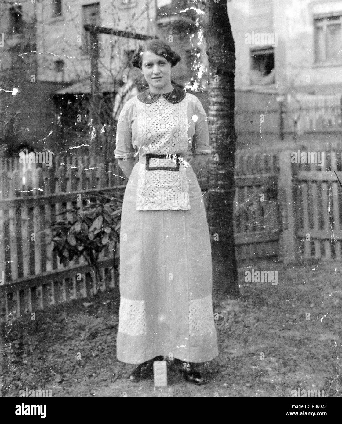 1220 ritratto, donna, giardino, moda Fortepan 2328 Foto Stock