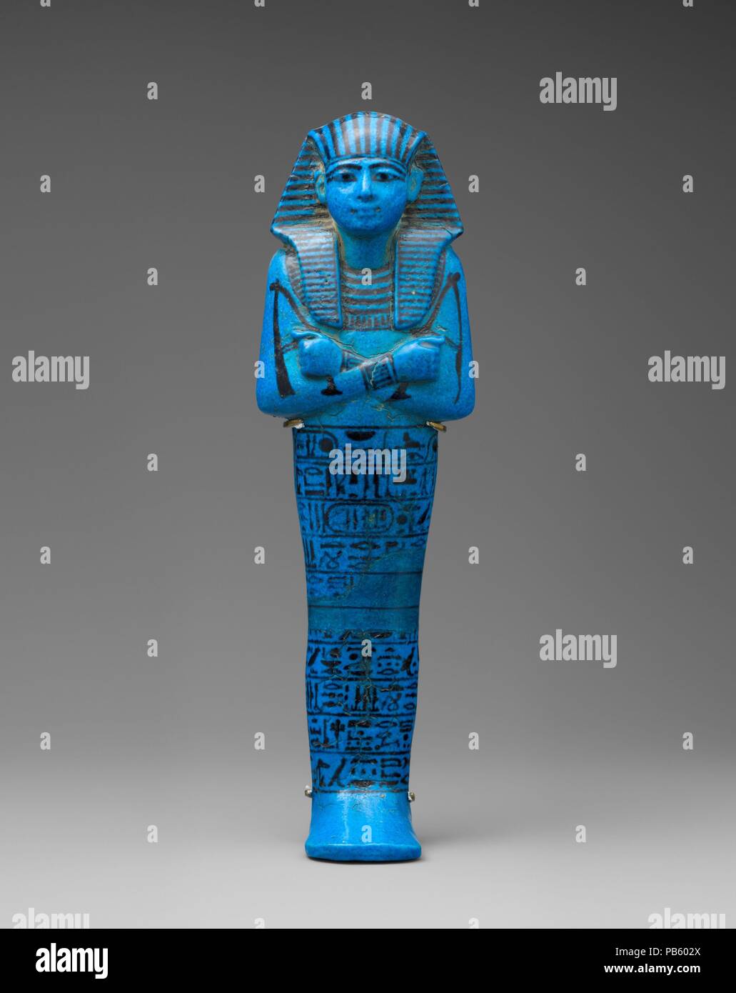 Shabti del Seti I. Dimensioni: H. 30,5 × W. 8,8 × D. 6.5 cm (12 × 3 7/16 x 2 9/16 in.). Dynasty: Dynasty 19. Regno: regno di Seti I. Data: ca. 1294-1279 A.C. Questo shabti era uno dei centinaia effettuati per il faraone Seti I, il padre di Ramesse II. Usciabti sono state poste in una tomba in modo che il proprietario lo spirito non avrebbe per eseguire il lavoro manuale nell'aldilà. Le figurine erano spesso inscritto con la 'shabti testo' - il capitolo 6 del Libro dei Morti - un incantesimo che esorta i shabti di sostituirsi se il proprietario è invitato a coltivare i campi, irrigare la terra o il trasporto di sabbia da est a wes Foto Stock