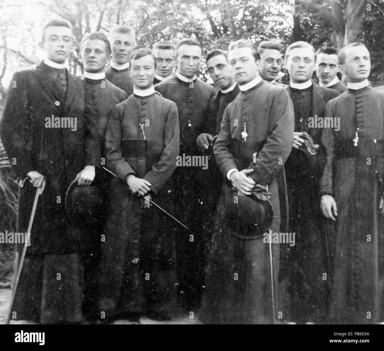 1252 La religione, la chiesa, il sacerdote, tableau, uomini, cappello, bastone da passeggio, giardino Fortepan 2392 Foto Stock