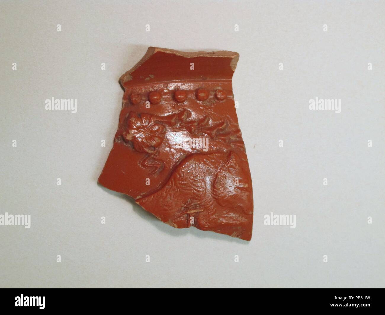 Frammento di vaso. Cultura: Romano. Dimensioni: 2 3/8 × 1 13/16 × 1/4 in. (6 × 4,6 × 0,6 cm). Orso. Museo: Metropolitan Museum of Art di New York, Stati Uniti d'America. Foto Stock