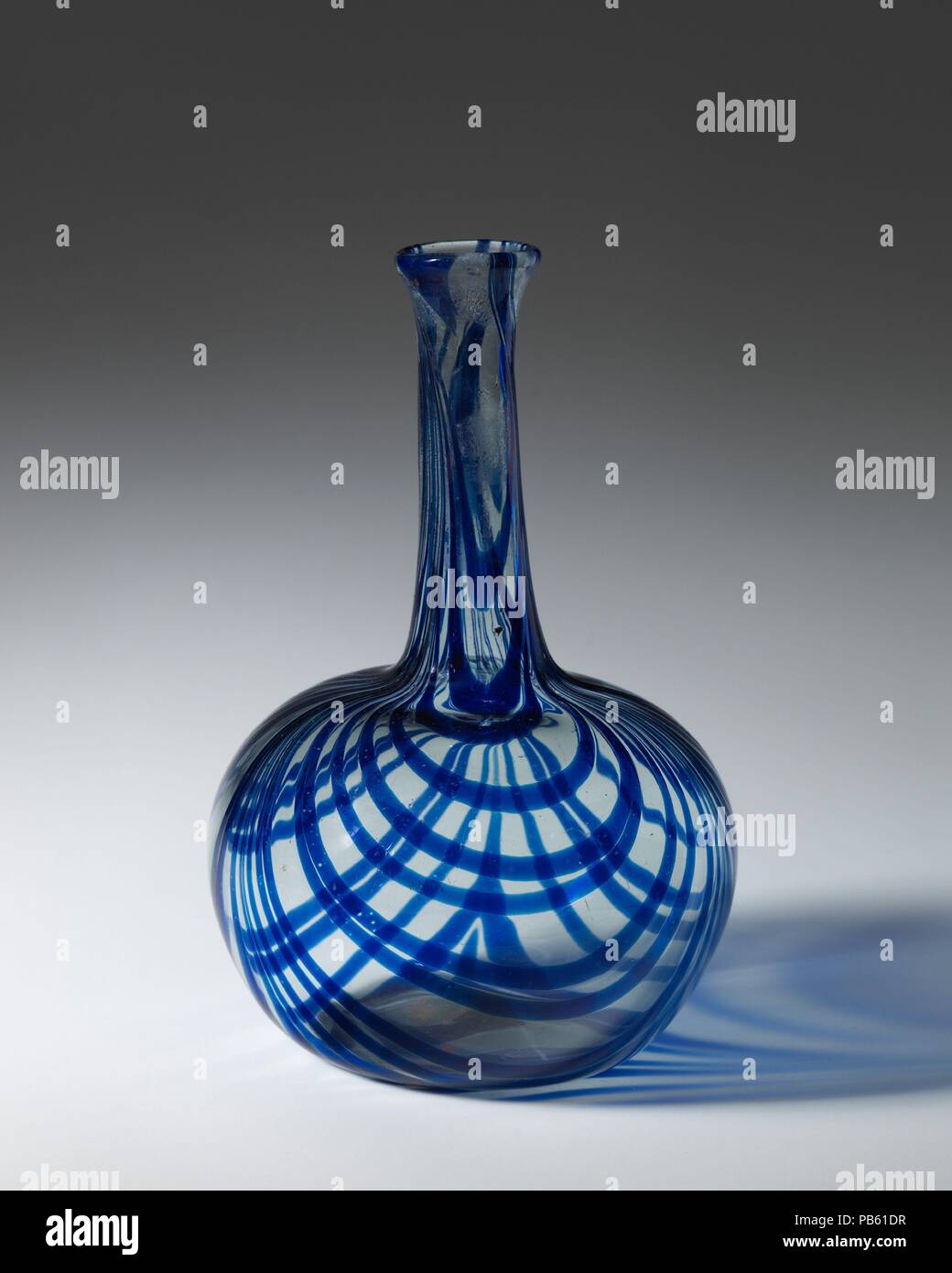 Bottiglia. Cultura: British, probabilmente Nailsea. Dimensioni: Altezza: 7 3/4 in. (19,7 cm). Data: tardo XVIII-XIX secolo. Museo: Metropolitan Museum of Art di New York, Stati Uniti d'America. Foto Stock