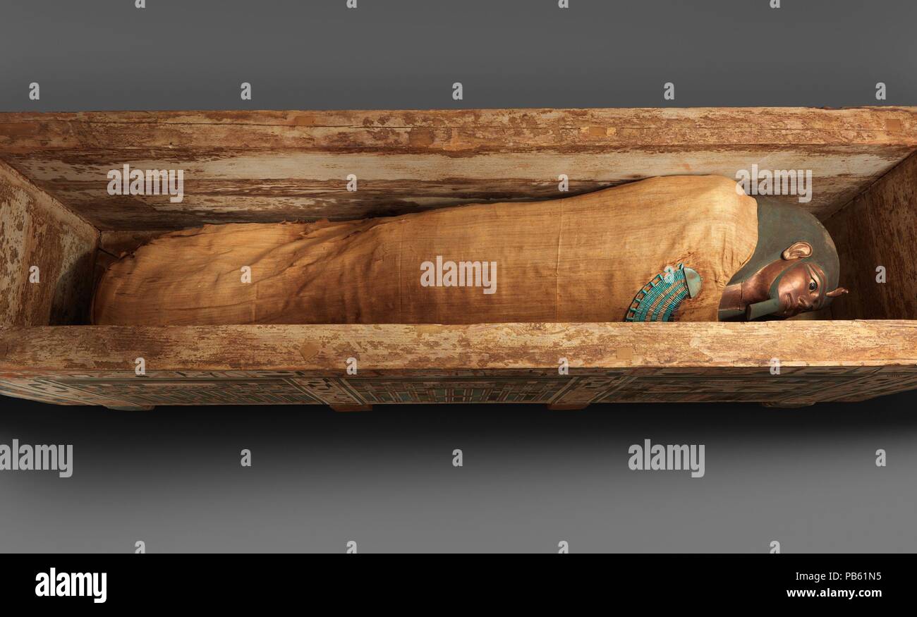 Mummia di Khnumhotep con maschera e ampio collare. Dimensioni: L. 174.7 cm (68 3/4 in.). Dynasty: Dynasty 12. Data: ca. 1981-1802 A.C. Khnumhotep era una station wagon manager o steward durante la vita, ma sia la sua mummia e bara (CFR 12.182.131a, b) sono progettati per associare a lui con la divinità e la regalità nell'aldilà. L'elegante oro maschera funeraria sulla sua mummia, ancora nella sua condizione originale, presenta royal attributi quali il uraeus, trasformando Khnumhotep il corpo in un avatar di Osiride, re dell'aldilà e dio della risurrezione. Museo: Metropolitan Museum of Art di New York, Stati Uniti d'America. Foto Stock