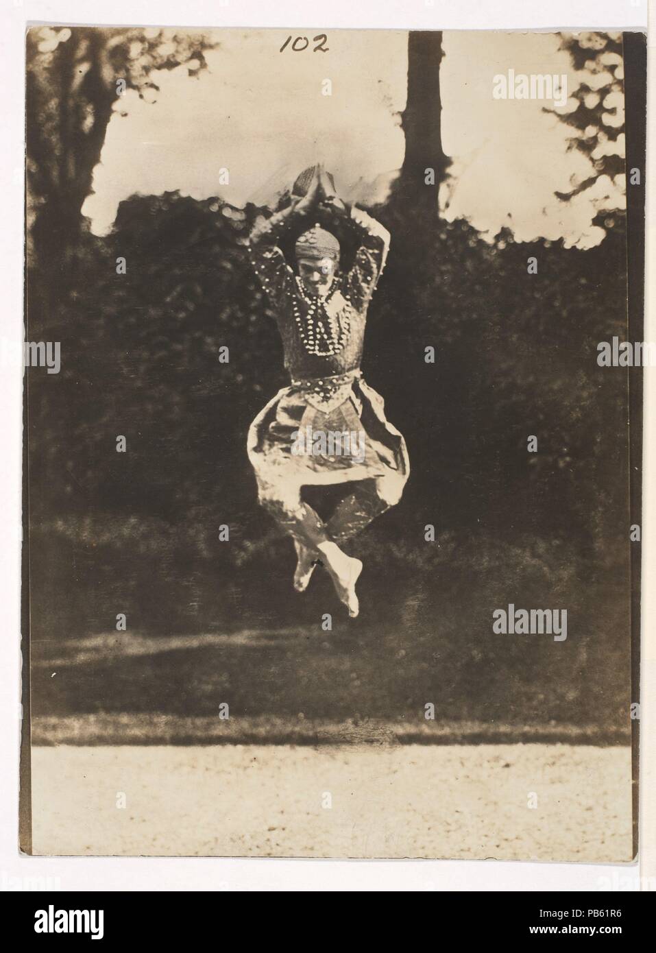 [Nijinsky in 'Danse siamoise' dal 'Orientales']. Artista: Eugène Druet (francese, Parigi Parigi 1867-1916). Dimensioni: Immagine: 20,3 x 14,6 cm (8 x 5 3/4 in.). Data: 1910. Questa fotografia di Vaslav Nijinsky è uno di una serie prese da Druet-auto-descritto "fotografo amatoriale' miglior oggi conosciuto per la sua folgorante immagini di Rodin la scultura-su richiesta del pittore Jacques-Emile Blanche, nel suo giardino a Passy. La danzatrice è visto in midair eseguendo uno dei salti per cui egli era famoso e indossando il costume disegnato da Léon Bakst per 'Danse siamoise,' un assolo di Les Orientales Foto Stock