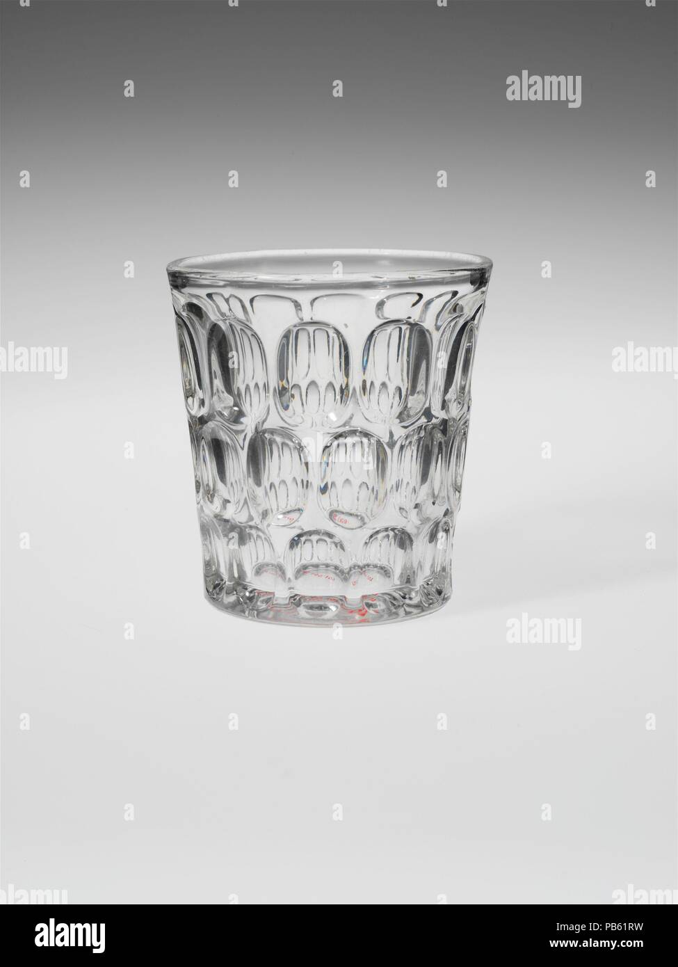 Tumbler. Cultura: American. Dimensioni: H. 3 3/4 in. (9.5 cm). Autore: Bakewell, pere e società (1836-1882). Data: 1860-70. Museo: Metropolitan Museum of Art di New York, Stati Uniti d'America. Foto Stock