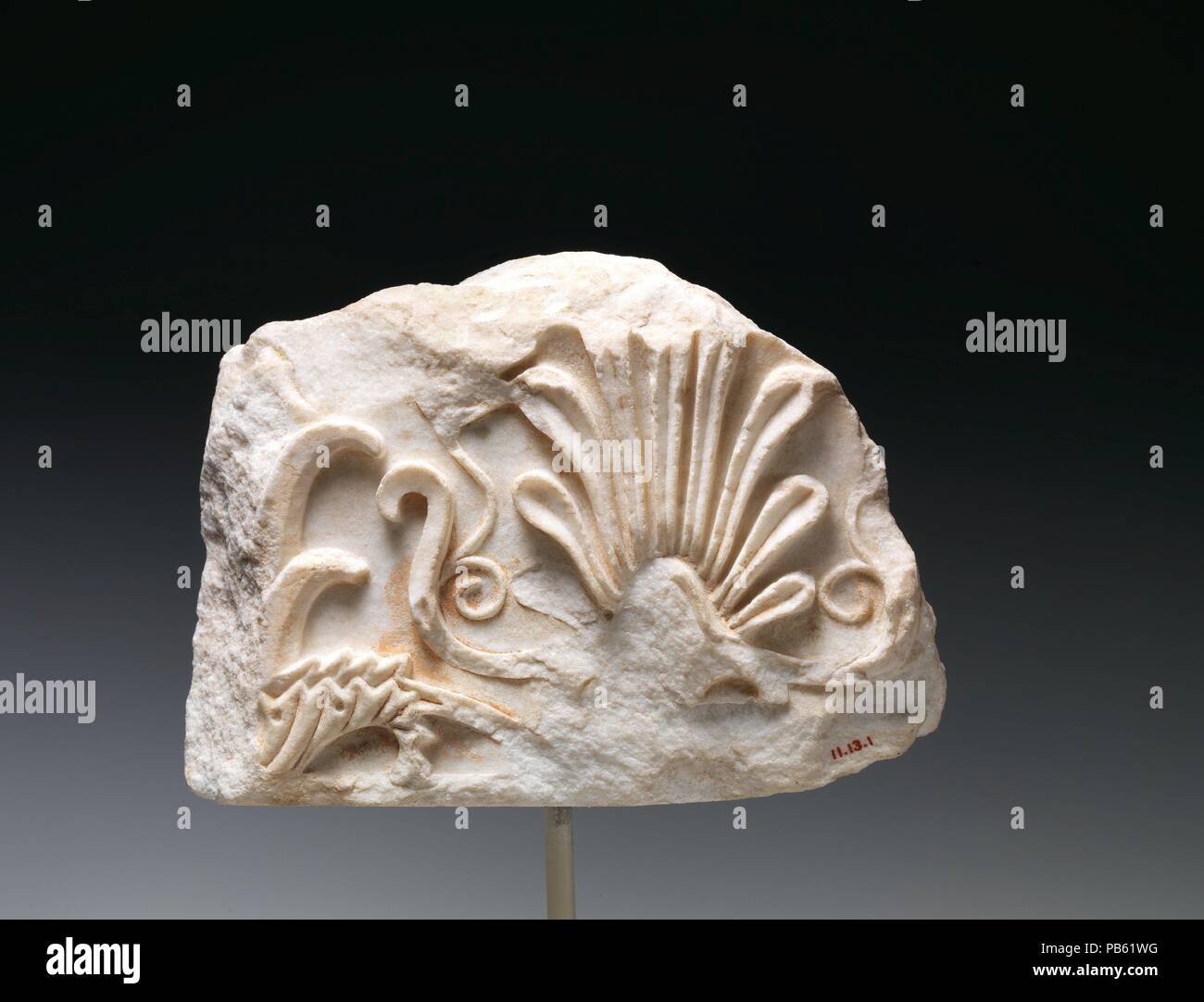 Marmo frammento architettonico. Cultura: greco. Dimensioni: H. 4 3/4 in. (12,1 cm) di lunghezza 6 1/2 in. (16,5 cm). Data: ca. 350 A.C. Il frammento mostra una a palmette e, a sinistra, parte di una foglia akanthos. Il pezzo viene fornito dalla tholos di Epidauro, un edificio a pianta circolare nel santuario di Asclepio, il dio della guarigione e della medicina. Museo: Metropolitan Museum of Art di New York, Stati Uniti d'America. Foto Stock