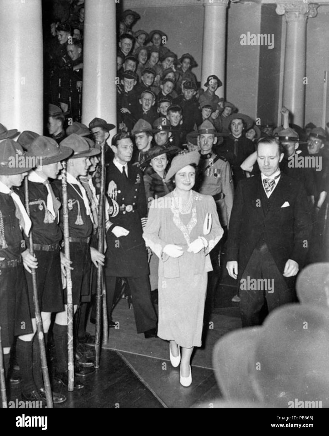 1274 Royal Tour presso la Provincia casa. Le Loro Maestà accompagnato da Premier Angus Macdonald lasciando Provincia casa al termine della cerimonia Foto Stock