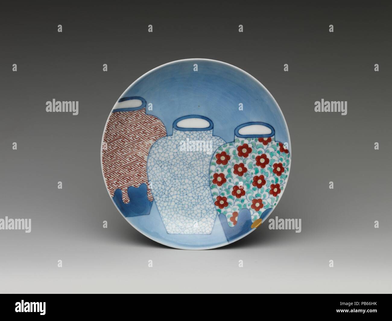 Piatto con tre vasi. Cultura: il Giappone. Dimensioni: H. 1 5/8 in. (4.1 cm); Diam. 6 a. (15,2 cm). Data: 1680-90s. La regione di Hizen di Kyushu era il centro di inizio produzione di porcellana in Giappone. Sebbene molti disegni e mercanzia fatta a Kyushu erano destinate all'esportazione, opere di Hizen ware noto come il tipo Nabeshima commissionati dal clan Nabeshima e prodotto in un forno di esclusiva. Un piatto come questo esempio sarebbe stato parte di un servizio di ristorazione. Questi gruppi sono stati spesso inviati a shogun in Edo (Tokyo) come un tributo annuale. Il design allegro di vasi su questo piatto offre il grassetto, Foto Stock