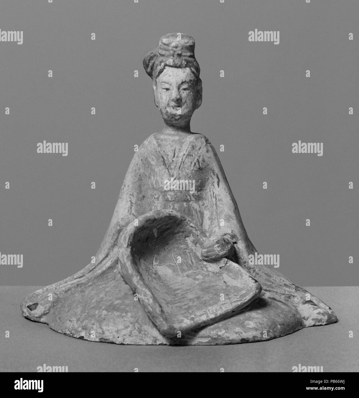 La figura di una donna. Cultura: la Cina. Dimensioni: H. 5 1/2 in. (14 cm); W. 4 1/2 in. (11,4 cm). Data: 5a-6a secolo. Museo: Metropolitan Museum of Art di New York, Stati Uniti d'America. Foto Stock