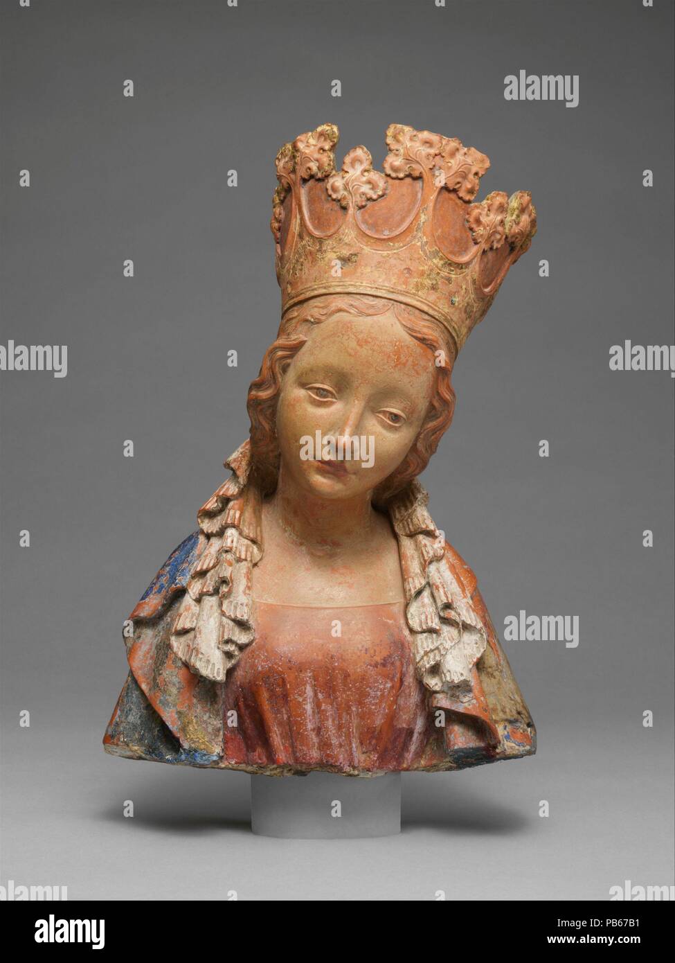 Busto della Vergine. Cultura: Bohemian. Dimensioni: 12 13/16 x 8 13/16 x 5 7/16 in. (32,5 x 22,4 x 13,8 cm). Data: ca. 1390-95. Con eleganza e di un bando di gara volto, questa immagine della Vergine costituito la porzione superiore di un in piedi o in trono la figura che sarebbe stata accompagnata dal Bambino Gesù. Artisti che lavorano in argilla normalmente sarebbe dividere una grande scultura orizzontalmente con un filo prima della cottura per assicurare che sia essiccato uniformemente. Le sezioni dovrebbe quindi essere riassemblato con mortaio dissimulata sotto la vernice. Questa è la sola scultura in terracotta attribuita a Praga medievale. Museo: M Foto Stock