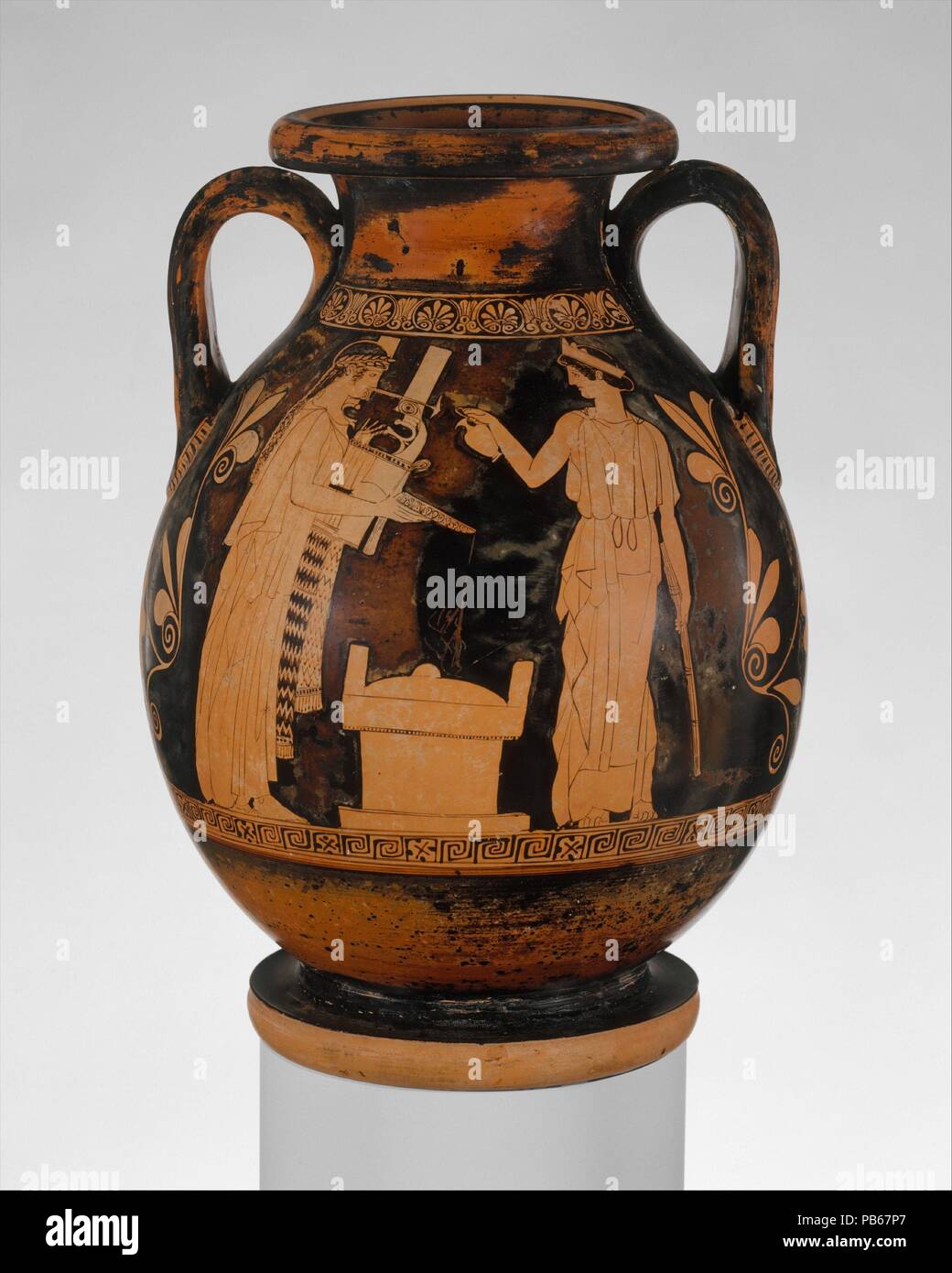 La terracotta pelike (JAR). Cultura: greco, soffitta. Dimensioni: H. 16 1/2 in. (41,9 cm). Data: metà-5secolo A.C. Complementare, Apollo e sua sorella, Artemis, versando libagione all altare la retromarcia, due donne medicazione in un lungo chiton, Apollo detiene una kithara, la chitarra usata per professional e spettacoli pubblici. Egli qui appare nel suo ruolo di leader delle nove muse e protettore delle arti. Artemis si versa il liquido nella phiale detenute da suo fratello e a sua volta egli versa una libagione sull'altare tra di loro. Museo: Metropolitan Museum of Art di New York, Stati Uniti d'America. Foto Stock