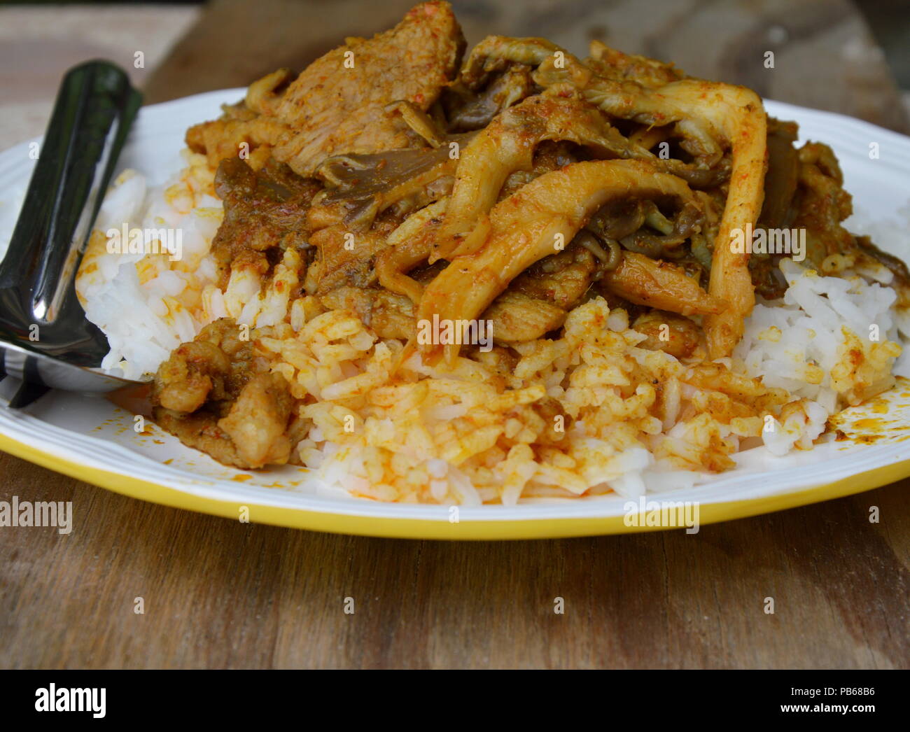 Agitare piccante fried curry fungo con carne di maiale sul riso Foto Stock