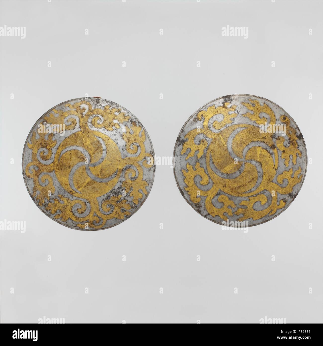 Pettorale e la placca posteriore da un set di quattro specchi'. Cultura: probabilmente tibetano. Dimensioni: 2003.331.1; Diam. 7 3/8 in. (18,7 cm); Wt. 1 lb. 1.8 oz. (504.6 g); 2003.331.2; Diam. 7 5/16 in. (18,5 cm); Wt. 14,8 oz. (419.6 g). Data: XVII - XVIII secolo. Museo: Metropolitan Museum of Art di New York, Stati Uniti d'America. Foto Stock