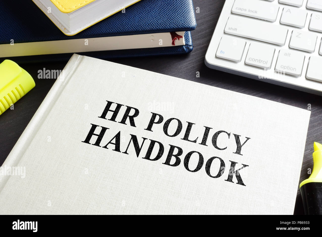 Politica HR manuale su una scrivania in ufficio. Foto Stock