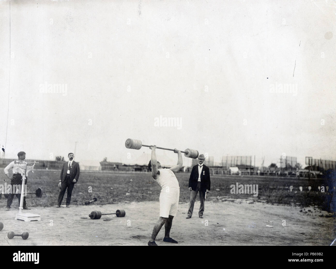 1182 Perikles Kakousis di Atene, Grecia, vincitore del premio a due mani il sollevamento pesi la concorrenza in azione alle Olimpiadi 1904 Foto Stock