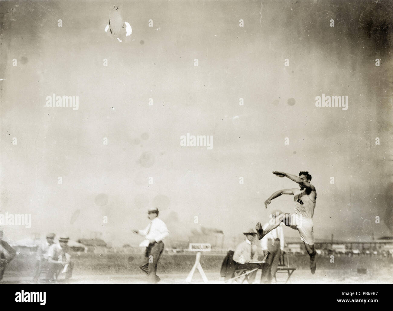 1241 R.S. Strangland del New York Athletic Club conquistando il terzo posto in esecuzione di un ampio salto al 1904 Olimpiadi Foto Stock